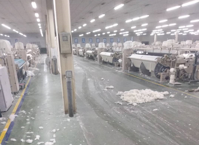 织布机厂车间在生产过程中会产生大量的棉絮、棉线、毛绒碎片
