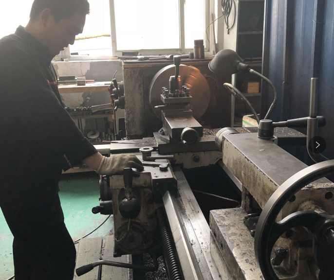 工人对磨具进行打磨加工 工人对磨具进行打磨加工