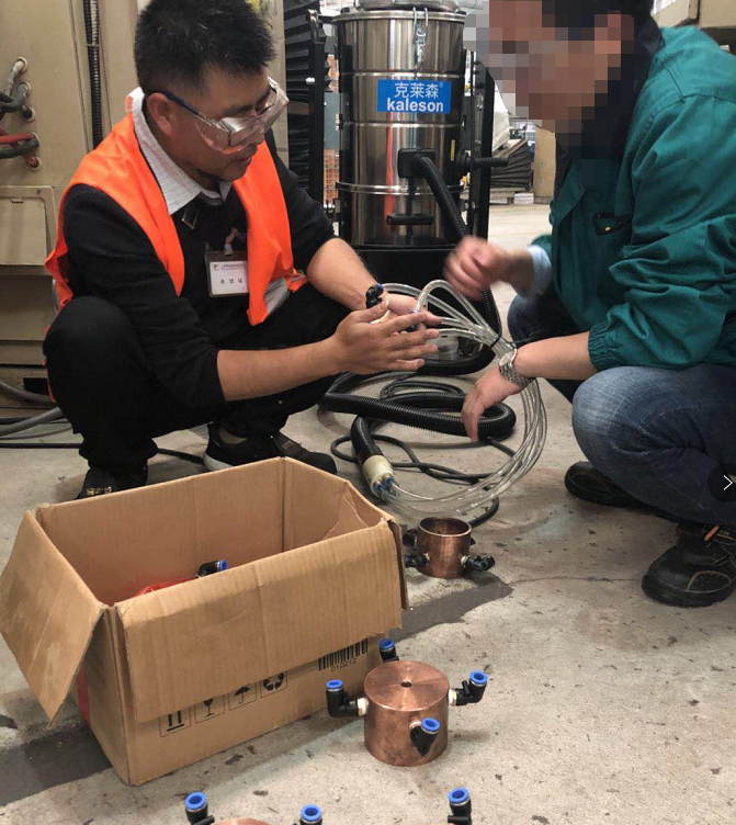 克莱森工人正在为客户装配焊接工位烟尘清理专用吸尘器