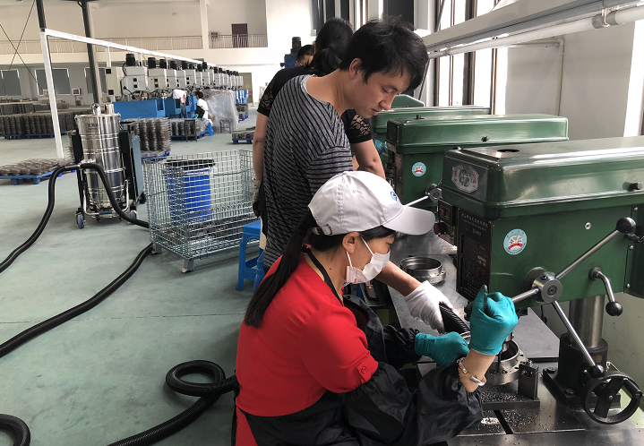 克莱森品牌工业吸尘器在机械厂打孔中配套使用