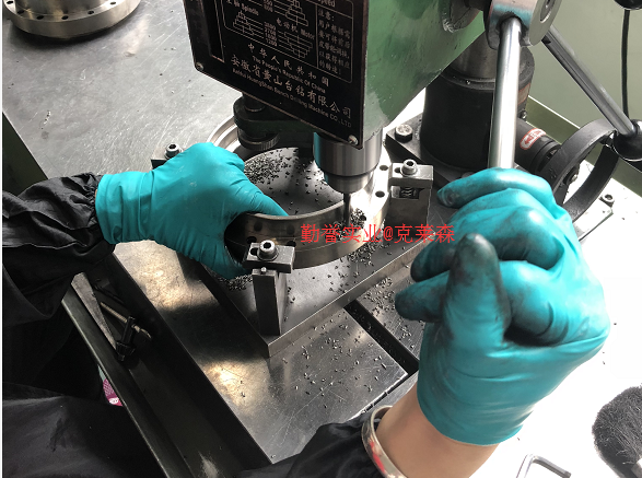 克莱森品牌工业吸尘器在机械厂打孔中配套使用
