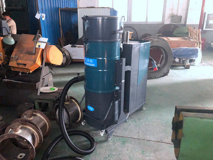 金属加工厂内正在工作的HY7-120L脉冲工业吸尘器
